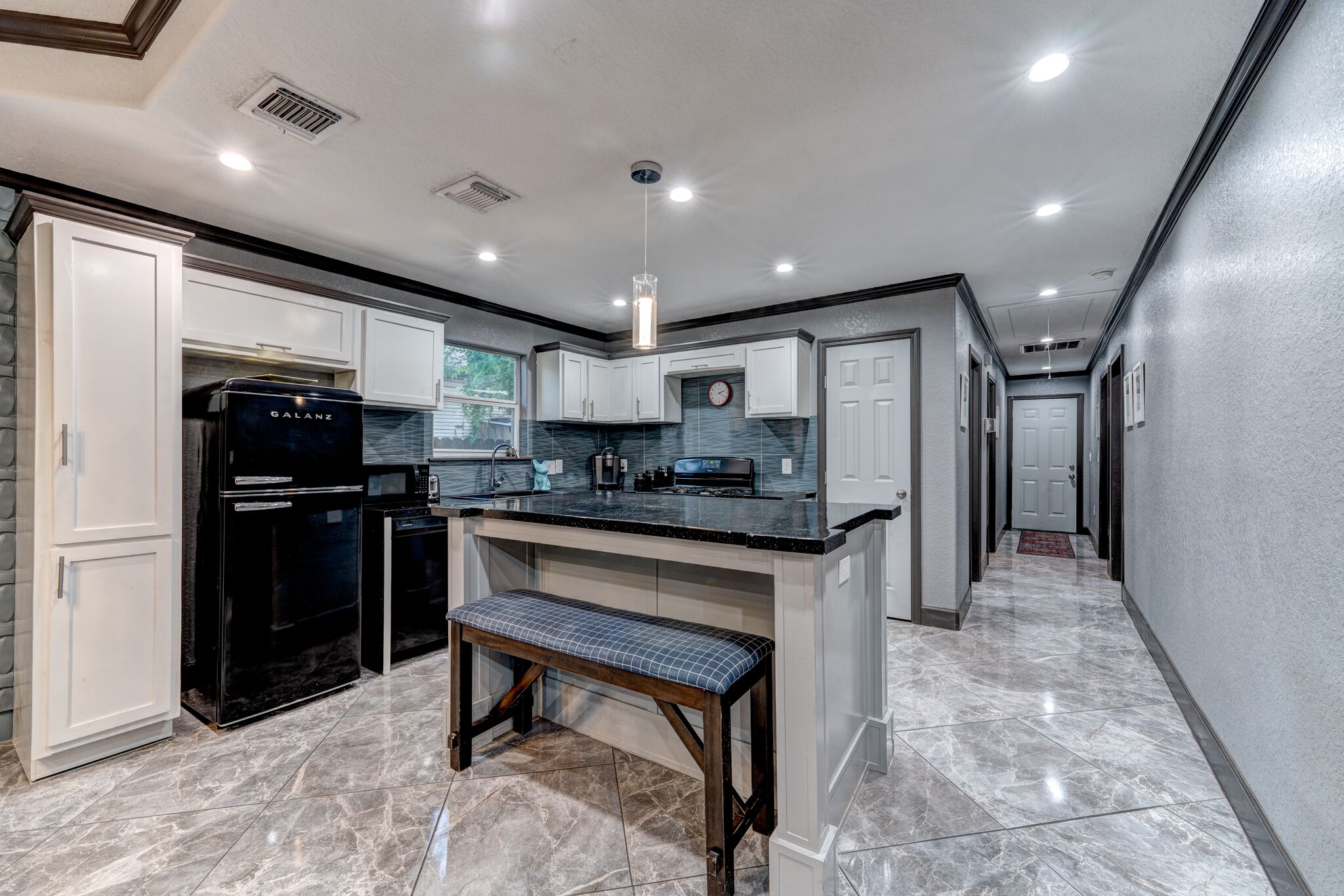 Een koelkast, een magnetron, een oven, een kookplaat