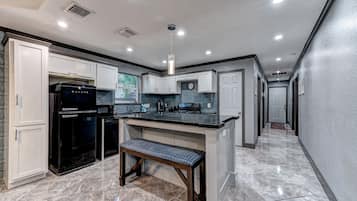 Een koelkast, een magnetron, een oven, een kookplaat