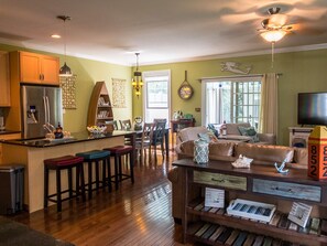 Smart TV, lettore DVD, libri, impianto stereo