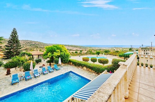 Villa Karapete -Beautiful 3 Bedroom villa - Private Pool/WiFi/AirCon/BBQ/Terrace