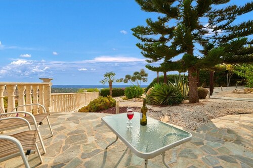 Villa Karapete -Beautiful 3 Bedroom villa - Private Pool/WiFi/AirCon/BBQ/Terrace