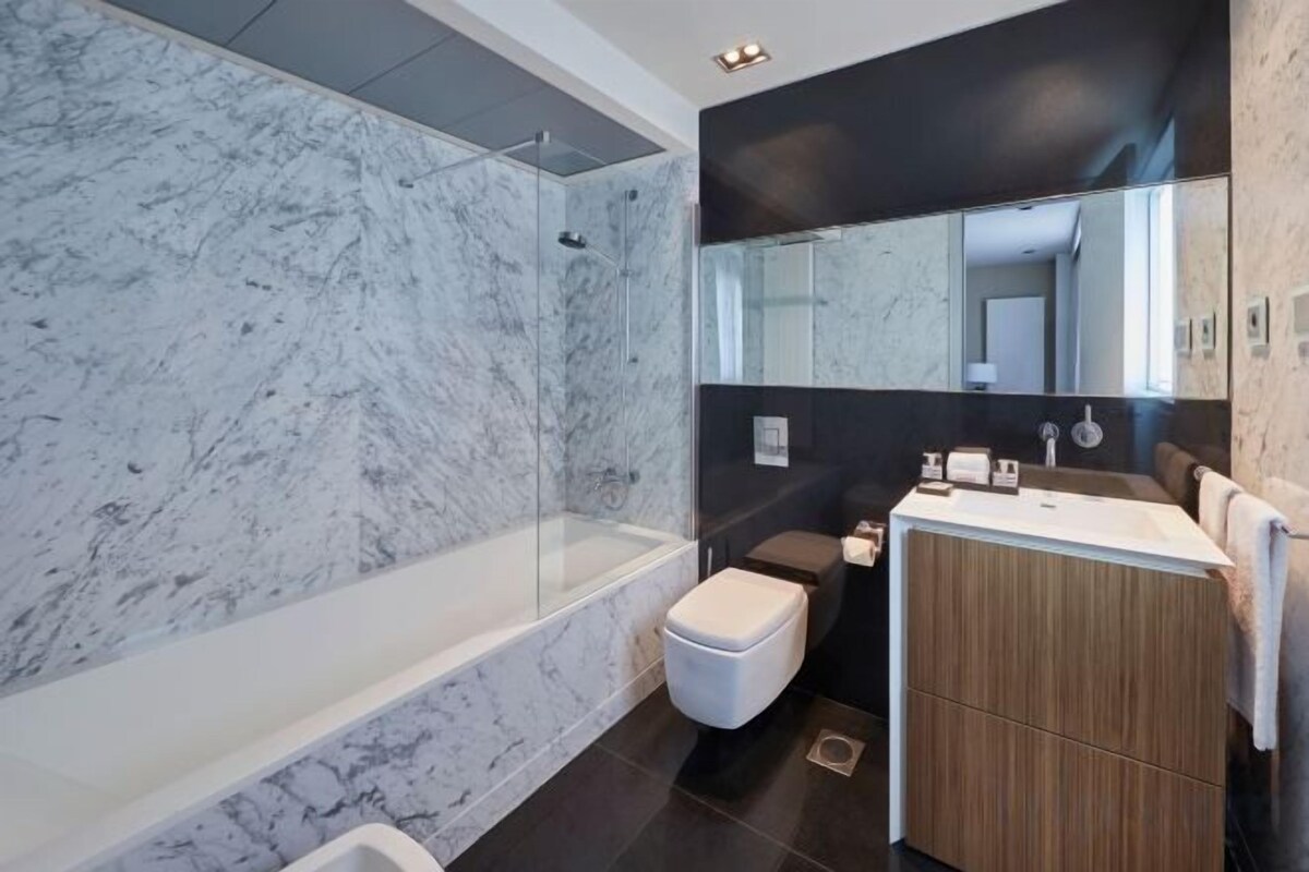 Baño | Cabezal de ducha tipo lluvia y artículos de higiene personal de diseño