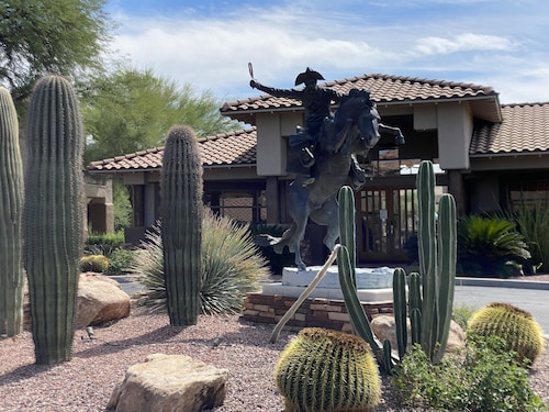 Relax in this Beautiful Oro Valley Condo - Right Next to the Pool!