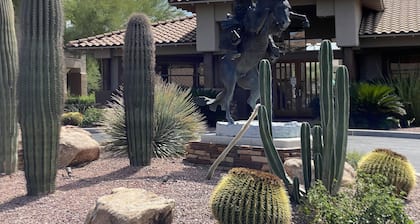Relax in this Beautiful Oro Valley Condo - Right Next to the Pool!