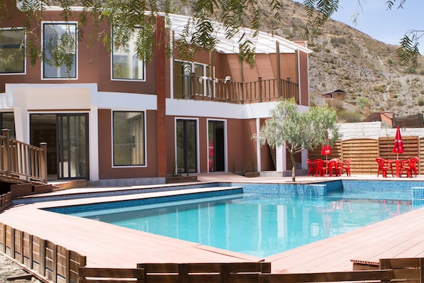 Seasonal outdoor pool