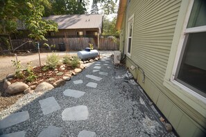 Property grounds - ❤Riverfront Paradise - Butterfly Ranch on the River❤ (Dunsmuir)