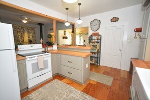 Fridge, microwave, oven, stovetop - ❤Riverfront Paradise - Butterfly Ranch on the River❤ (Dunsmuir)