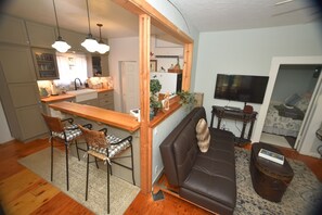Smart TV, DVD player, books, video library - ❤Riverfront Paradise - Butterfly Ranch on the River❤ (Dunsmuir)