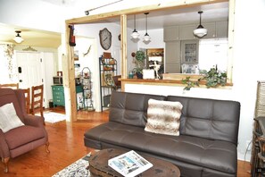 Smart TV, DVD player, books, video library - ❤Riverfront Paradise - Butterfly Ranch on the River❤ (Dunsmuir)