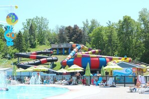A heated pool - Surfside On The Rocks (Port Colborne)