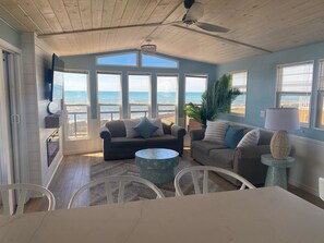 TV, fireplace, toys, stereo - Surfside On The Rocks (Port Colborne)