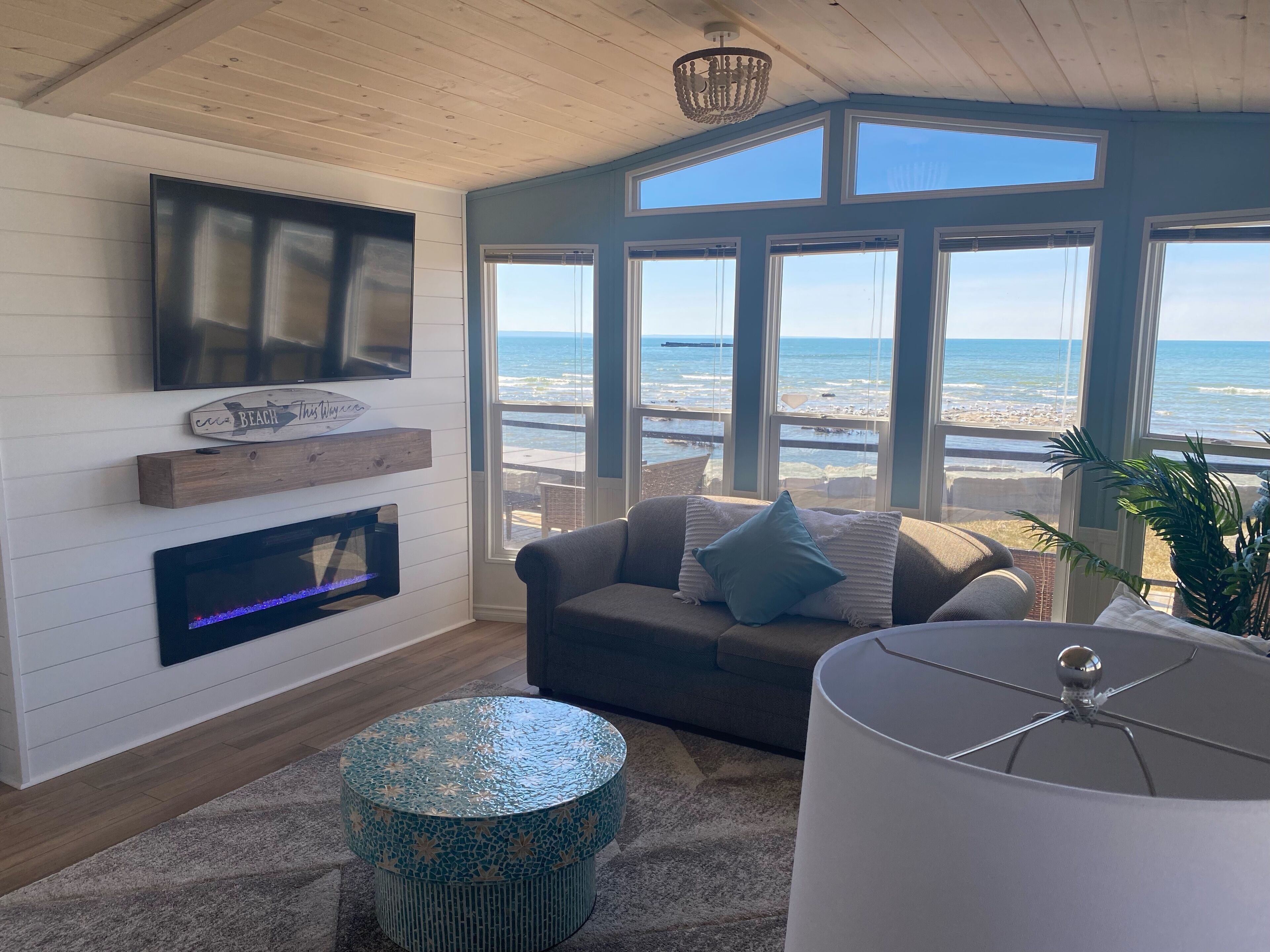 Fernseher, Kamin, Kinderspielzeug, Stereoanlage