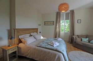 4 bedrooms, desk, iron/ironing board, travel crib