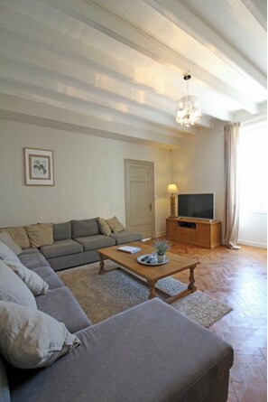 Smart TV, table tennis, books, stereo
