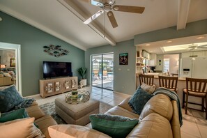 TV - Two Great Gulf Access Homes, Heated Pools -The Steak Out- Roelens Vacations (Cape Coral)