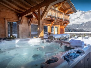 Outdoor spa tub - Chalet Les Vosnes - Mont Blanc holiday for 14, spa & views - OVO Network (Domancy)