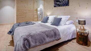 6 bedrooms, iron/ironing board, WiFi, bed sheets
