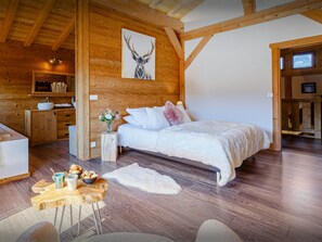 6 chambres, fer et planche à repasser, Wi-Fi, draps fournis