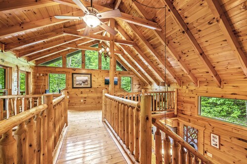 Prime Location-3 Min to Town! Large Private Cabin, Hot Tub, Fireplace, Game Rm.