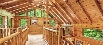 Prime Location-3 Min to Town! Large Private Cabin, Hot Tub, Fireplace, Game Rm.