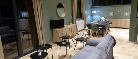 Una televisión, una mesa de tenis de mesa