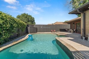 حمّام سباحة خارجي، حمّام سباحة مُدفَّأ