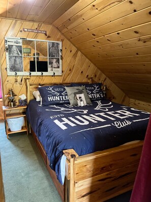 2 habitaciones, escritorio y tabla de planchar con plancha 