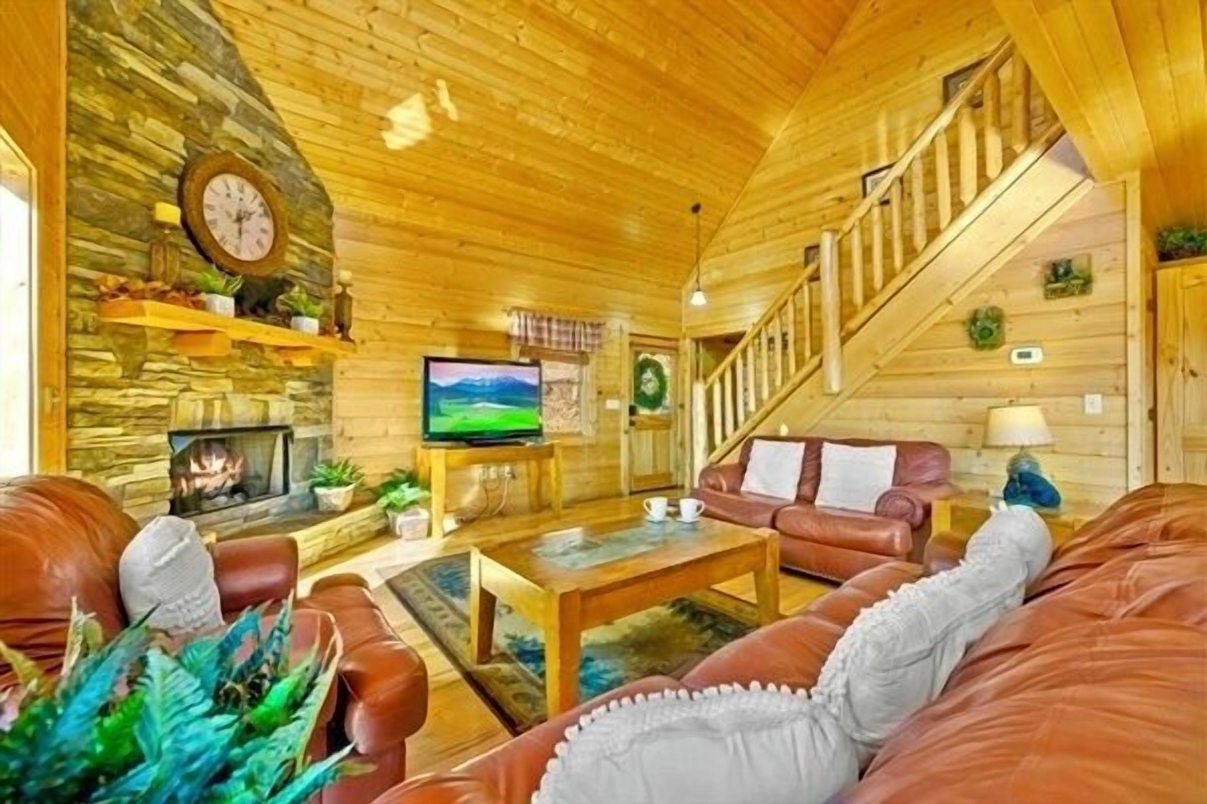 Smart TV, chimenea y oficina 