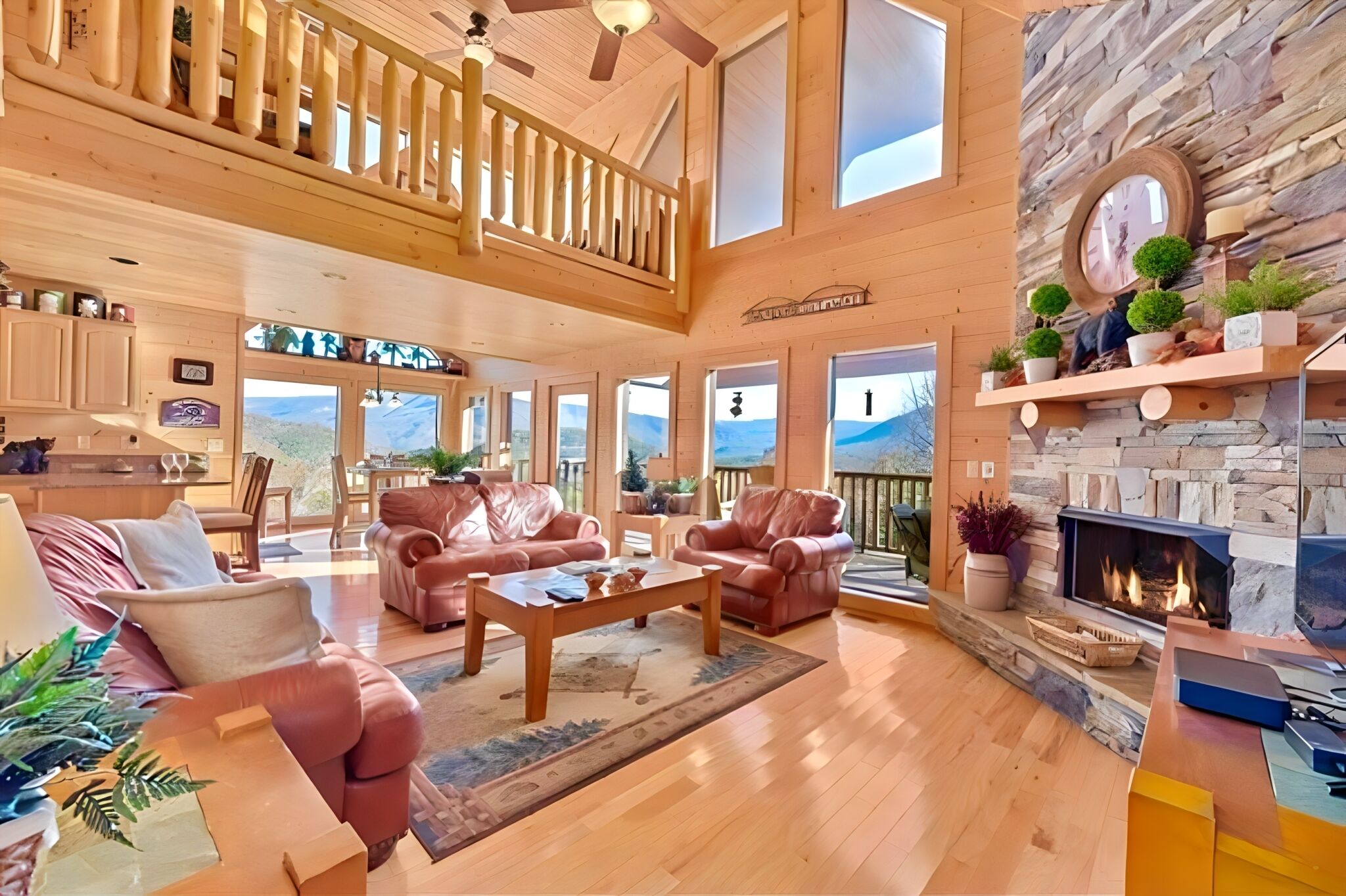 Smart TV, chimenea y oficina 