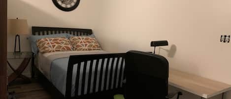 1 室のベッドルーム、デスク、アイロン / アイロン台、WiFi (無料)