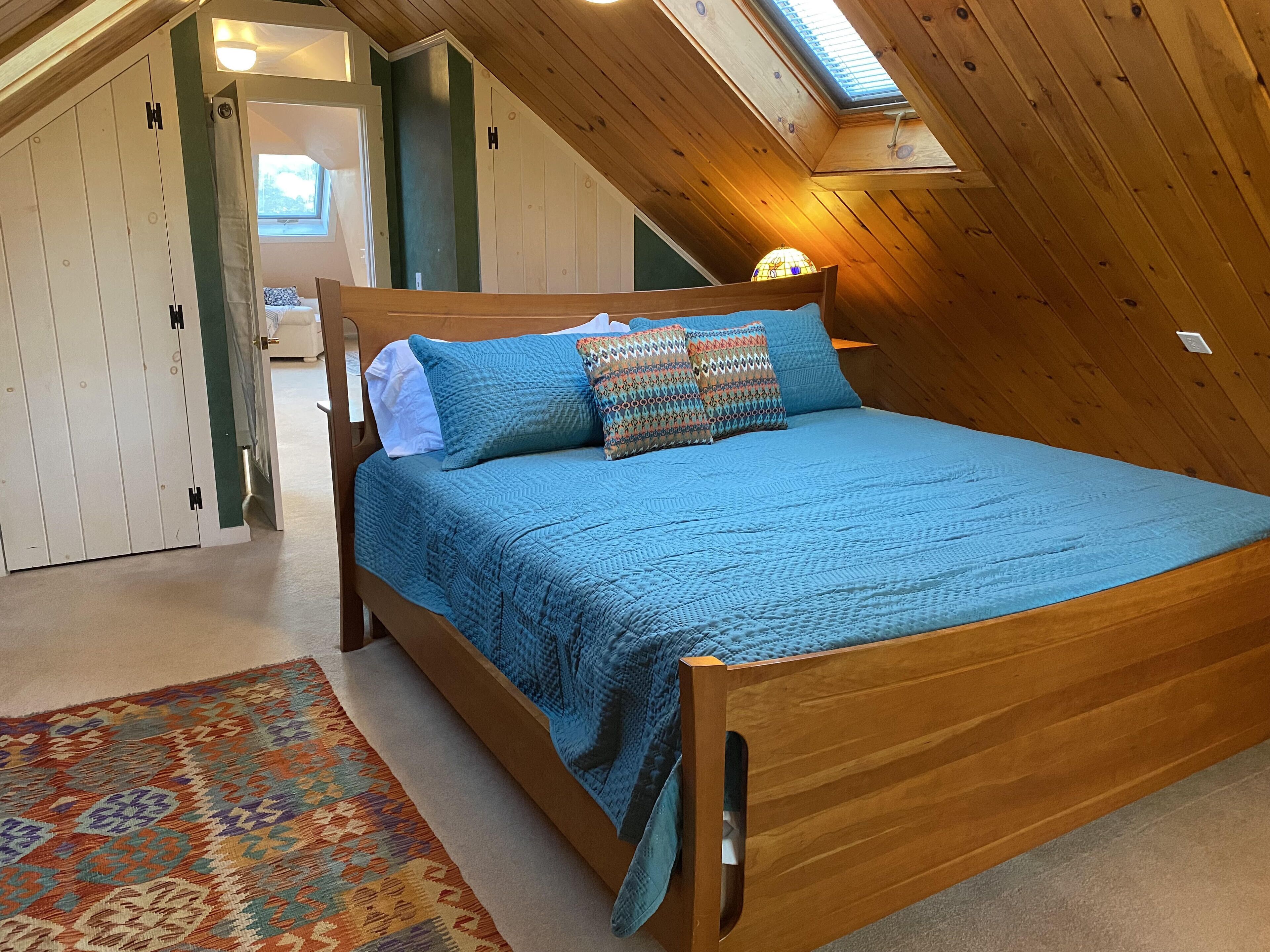 4 slaapkamers, een bureau, een strijkplank/strijkijzer, reisbedje