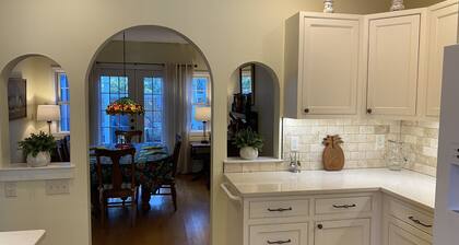 Beautiful 4-Bedroom Home beside Middlebury College