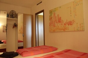 2 chambres, fer et planche à repasser, lit de bébé portatif