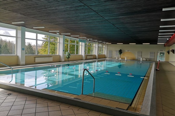Una piscina techada, una piscina climatizada