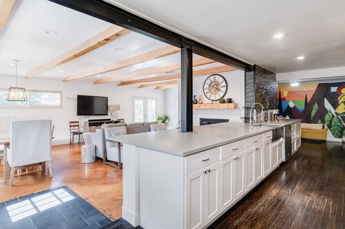 Luxury Mid-Mod Retreat ~ 5★ Location ~ ♛Royal Beds