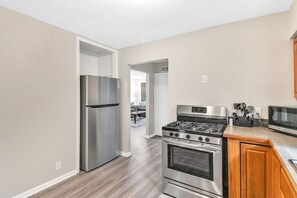 Kylskåp, mikrovågsugn, ugn och spishäll