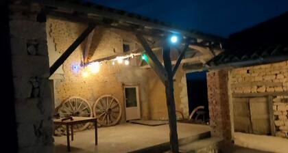Whole house with old farmhouse south of Cahors
