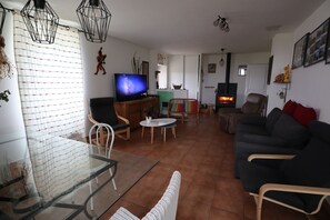 TV connectée, cheminée, lecteur de DVD, baby-foot