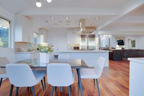 Dining - Villa Lareira (Los Angeles)