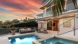 A modern house with a swimming pool, outdoor seating, and a balcony overlooking the landscape. - Villa Lareira (Los Angeles)