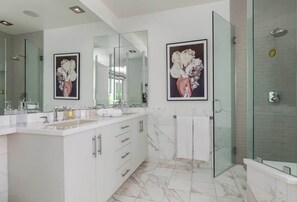 Dusche, Haartrockner, Handtücher, Shampoo