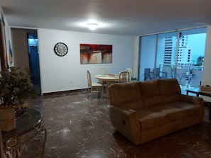 Smart TV - Condado Beach San Juan Prime location 5minsWalk To Beach (San Juan)