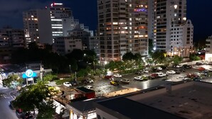 Un bâtiment moderne doté d’un toit plat et de grandes fenêtres, entouré d’un parking et d’arbres.