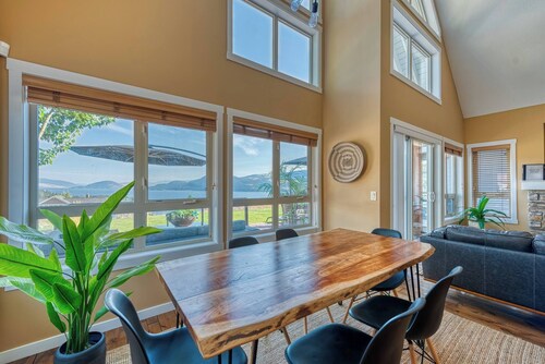 Exceptional Boutique Cottage with Incredible Lake View