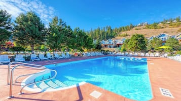 Een buitenzwembad en een verwarmd zwembad