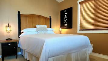 3 bedrooms, desk, iron/ironing board, travel crib