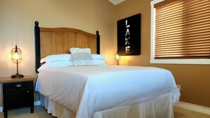 3 bedrooms, desk, iron/ironing board, travel cot - Charming & Cozy Cottage with Stunning Lake Views (Kelowna)