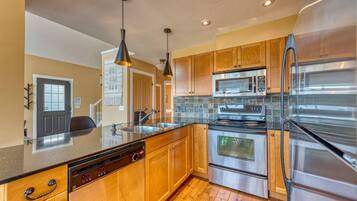 Een koelkast, een microgolfoven, een oven, een kookplaat