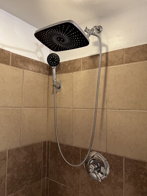 Ensemble douche/baignoire, sèche-cheveux, serviettes fournies, savon