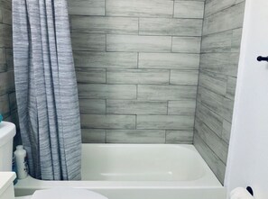 Douche, serviettes fournies, savon, shampoing